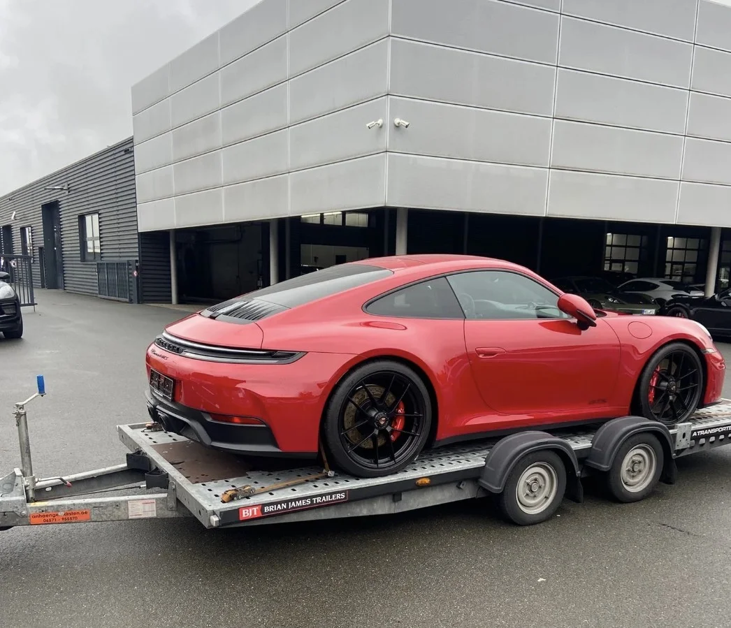 Porsche 992.2 4GTS auf Anhänger
